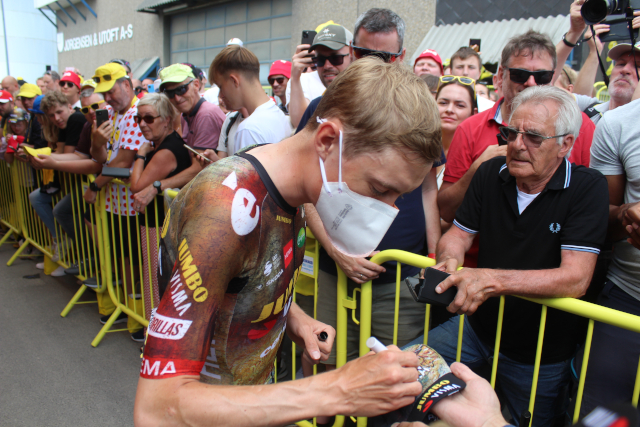 Nummer 2 i Tour de France 2021, Jonas Vingegaard, vandt en masse nye fans da han inden starten på Tour de France etapen fra Vejle til Sønderborg tog sig tid til at skrive autografer til alle som ville. Han tog endda også selfies. 